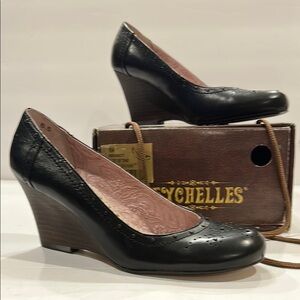 Seychelles Woman's Test of Time Black Leather Wedge Heels - Size 6.5